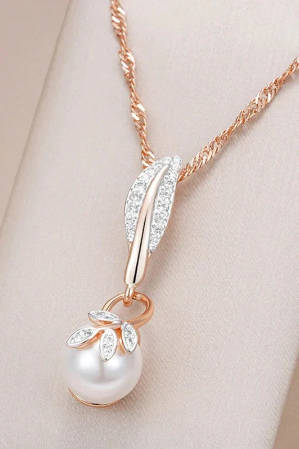 Ava - Collana con ciondolo floreale in oro