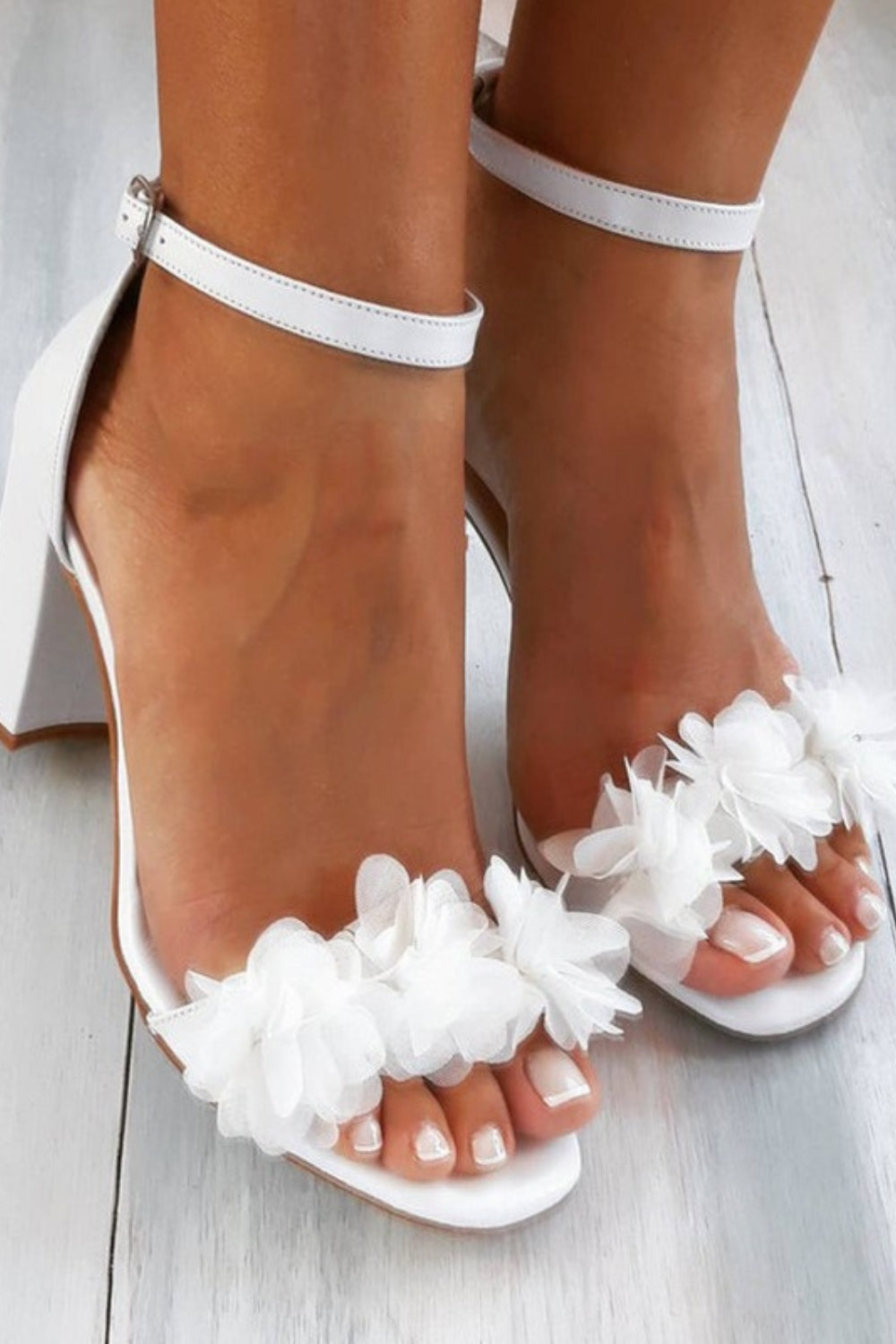 Odelia - Sandali con cinturino floreale in raso bianco e mesh, scarpe da sposa con tacco