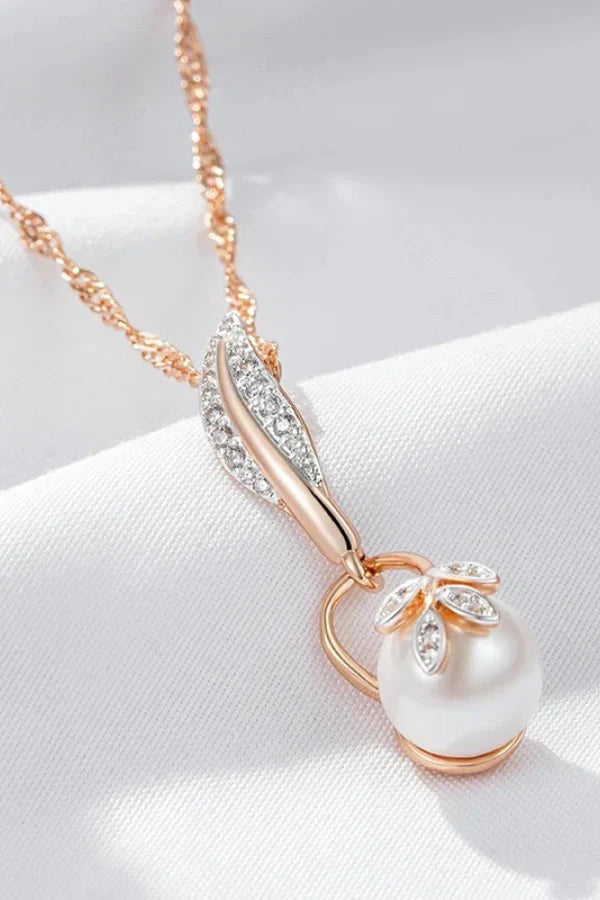 Ava - Collana con ciondolo floreale in oro