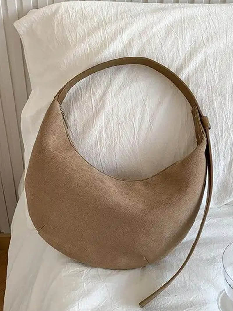 Maisie - kabelka Halfmoon z umělé semiše