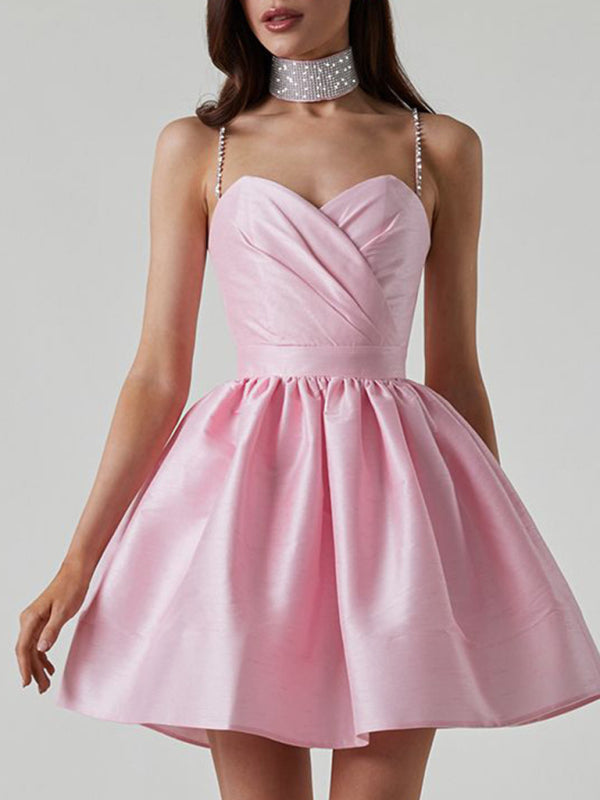 Lorelai - Robe courte à encolure cœur avec bretelles en strass et jupe plissée
