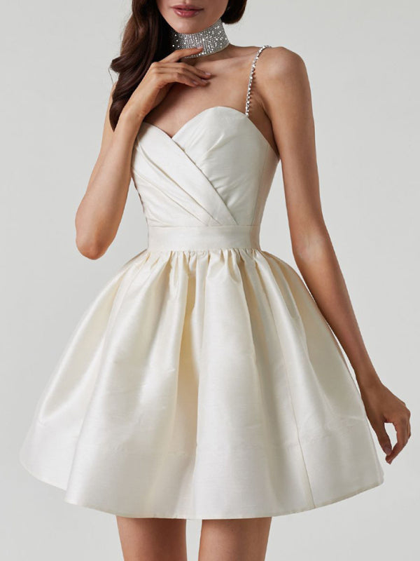 Lorelai - Robe courte à encolure cœur avec bretelles en strass et jupe plissée