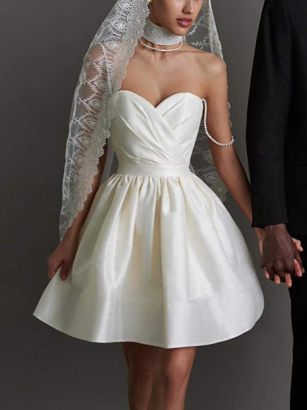 Lorelai - Robe courte à encolure cœur avec bretelles en strass et jupe plissée
