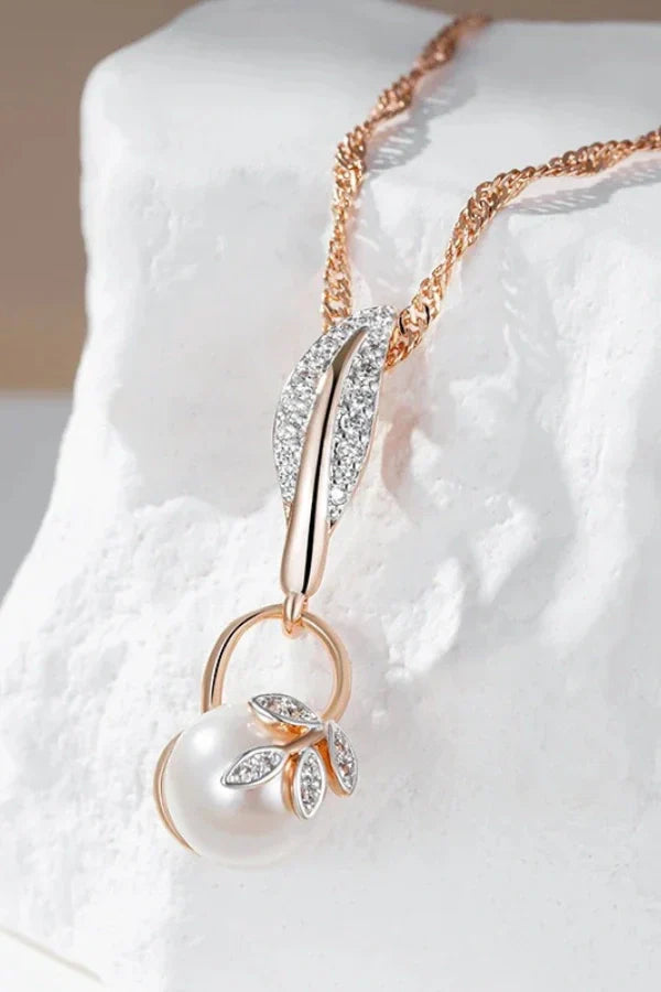 Ava - Collana con ciondolo floreale in oro