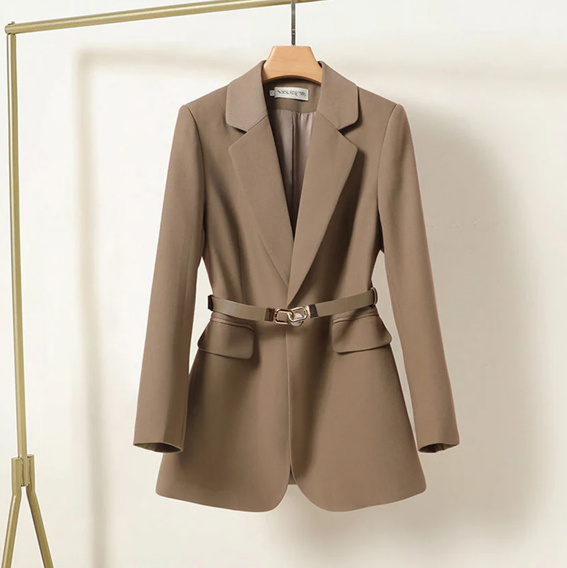 Maya - Blazer Moderno con Cintura e Vestibilità Slim