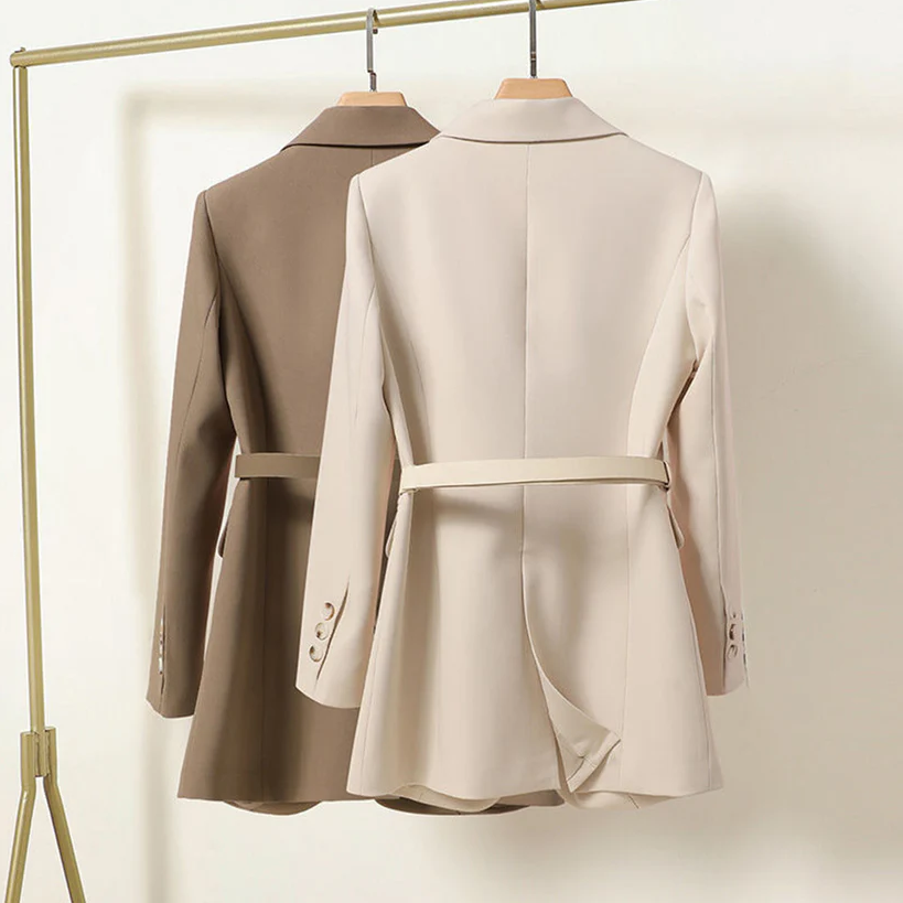 Maya - Blazer Moderno con Cintura e Vestibilità Slim