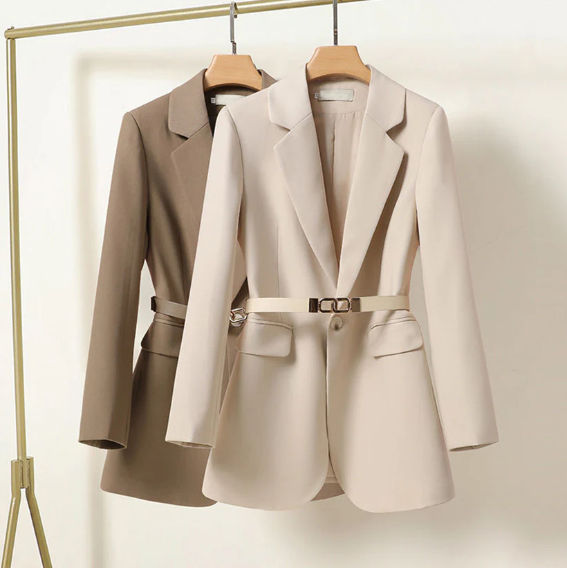 Maya - Blazer Moderno con Cintura e Vestibilità Slim