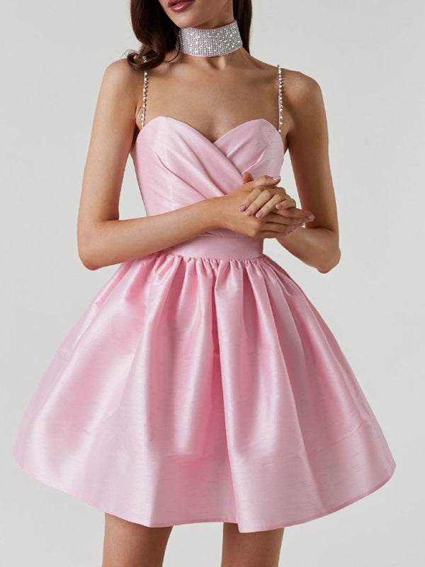 Lorelai - Robe courte à encolure cœur avec bretelles en strass et jupe plissée
