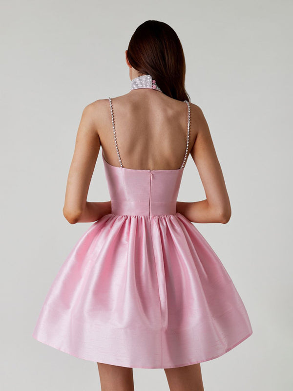 Lorelai - Robe courte à encolure cœur avec bretelles en strass et jupe plissée