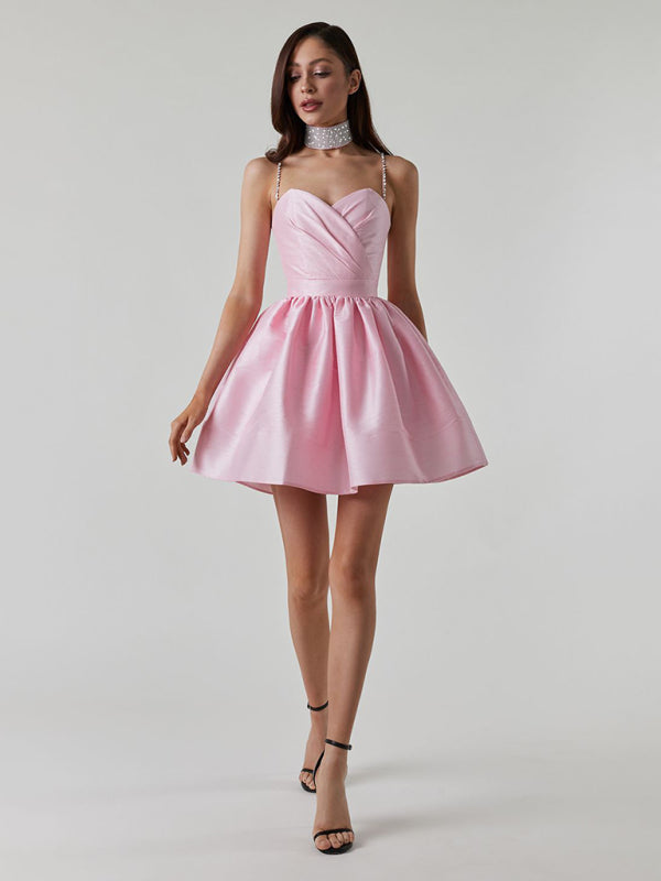 Lorelai - Robe courte à encolure cœur avec bretelles en strass et jupe plissée