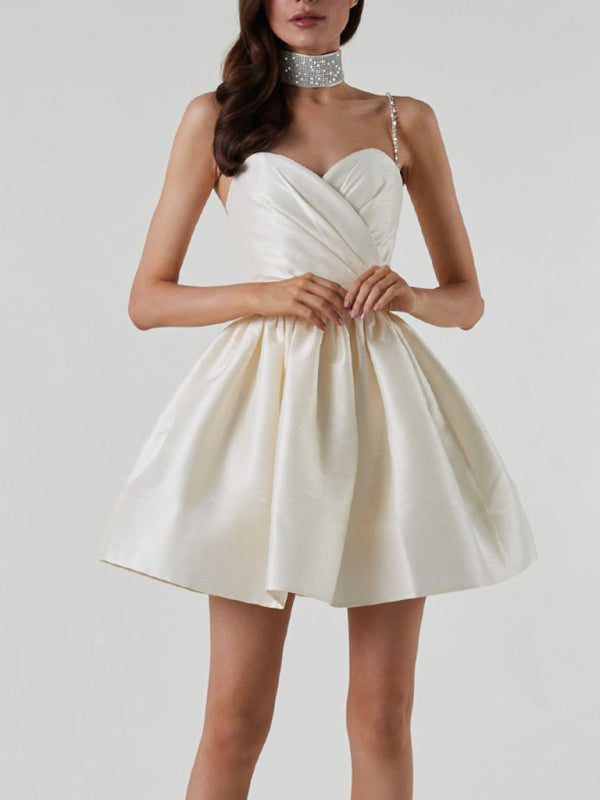 Lorelai - Robe courte à encolure cœur avec bretelles en strass et jupe plissée