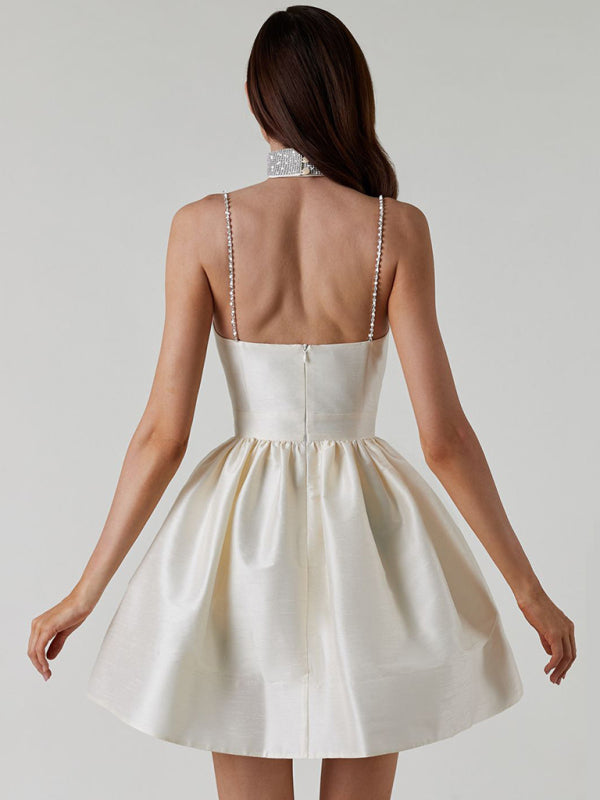 Lorelai - Robe courte à encolure cœur avec bretelles en strass et jupe plissée