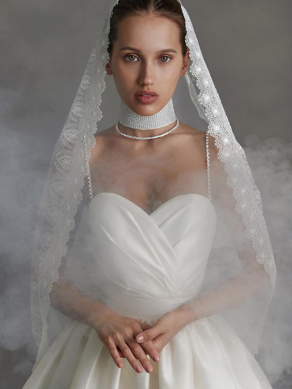 Lorelai - Robe courte à encolure cœur avec bretelles en strass et jupe plissée